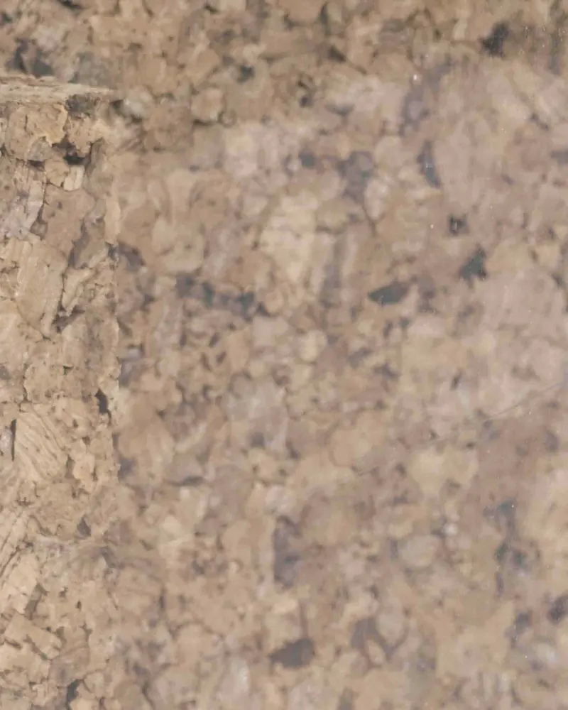 Bloques de aglomerado de corcho, un aislante natural, junto a una pieza de madera